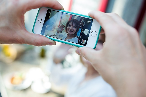 포토 JPG 주간 서양인 여자 노년 남자 50대 데이트 미소 들기 사람 근접촬영 상반신 야외 옆모습 신체부위 실버라이프 스마트폰 손들기 노부부 사진촬영 로맨틱 양손 노인만 국내포토 자연요소 외국인 라이프스타일 손 부부 뷰포인트 중년 컨셉 모션 표정 성인 핸드폰 스마트기기 촬영 성인만 파일형식