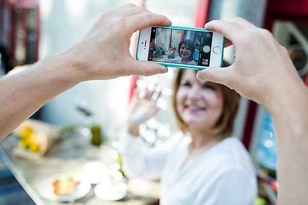 포토 JPG 주간 서양인 손 여자 노년 남자 50대 데이트 미소 사람 앉기 상반신 야외 두명 옆모습 신체부위 실버라이프 스마트폰 노부부 사진촬영 로맨틱 노인만 국내포토 자연요소 외국인 라이프스타일 부부 뷰포인트 중년 컨셉 모션 표정 성인 핸드폰 스마트기기 촬영 성인만 파일형식