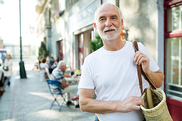 포토 JPG 주간 서양인 응시 노년 남자 50대 가방 거리 한명 미소 사람 상반신 야외 앞모습 실버라이프 장보기 걷기 매기 노인남자한명만 국내포토 자연요소 외국인 1 라이프스타일 시선 잡화 뷰포인트 중년 모션 표정 성인 남자한명만 노인남자만 파일형식
