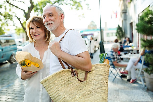 포토 JPG 주간 서양인 응시 여자 노년 남자 꽃다발 50대 가방 데이트 거리 미소 들기 사람 상반신 야외 두명 앞모습 옆모습 실버라이프 장보기 걷기 노부부 로맨틱 노인만 국내포토 자연요소 외국인 라이프스타일 부부 시선 잡화 꽃 뷰포인트 중년 컨셉 모션 표정 성인 성인만 파일형식