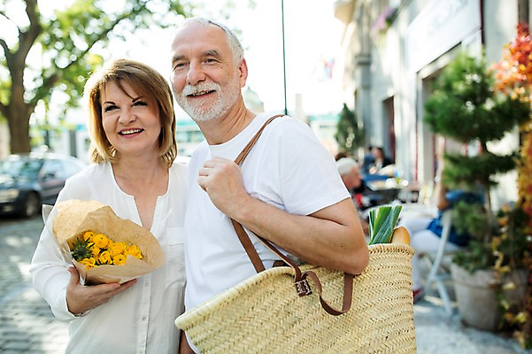 포토 JPG 주간 서양인 응시 여자 노년 남자 꽃다발 50대 가방 데이트 거리 미소 들기 사람 상반신 야외 두명 앞모습 옆모습 실버라이프 장보기 노부부 로맨틱 노인만 국내포토 자연요소 외국인 라이프스타일 부부 시선 잡화 꽃 뷰포인트 중년 컨셉 모션 표정 성인 성인만 파일형식