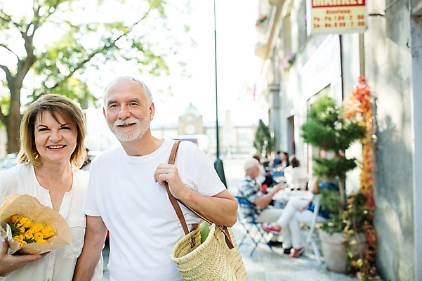 포토 JPG 주간 서양인 응시 여자 노년 남자 꽃다발 50대 가방 데이트 거리 미소 들기 사람 상반신 야외 두명 앞모습 실버라이프 장보기 걷기 노부부 로맨틱 노인만 국내포토 자연요소 외국인 라이프스타일 부부 시선 잡화 꽃 뷰포인트 중년 컨셉 모션 표정 성인 성인만 파일형식