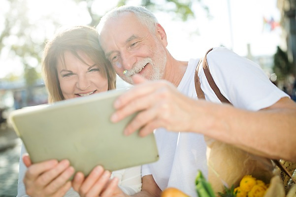 포토 JPG 주간 서양인 응시 여자 노년 남자 50대 가방 데이트 미소 들기 사람 상반신 야외 두명 앞모습 실버라이프 장보기 태블릿 노부부 로맨틱 노인만 국내포토 자연요소 외국인 라이프스타일 부부 시선 잡화 뷰포인트 중년 컨셉 모션 표정 성인 전자제품 스마트기기 성인만 파일형식