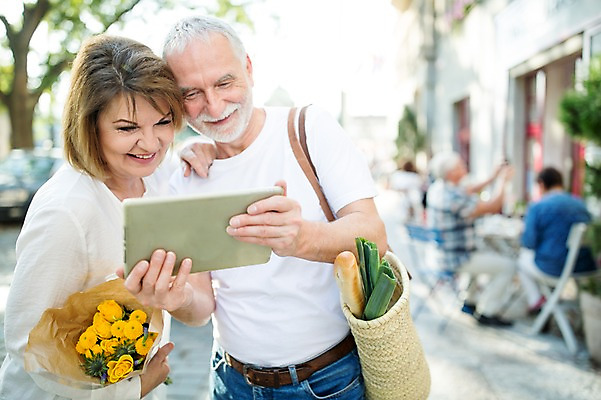 포토 JPG 주간 서양인 응시 여자 노년 남자 빵 꽃다발 50대 채소 가방 데이트 거리 미소 사람 상반신 야외 두명 앞모습 옆모습 실버라이프 장보기 태블릿 노부부 로맨틱 노인만 국내포토 자연요소 외국인 라이프스타일 부부 시선 잡화 꽃 음식 뷰포인트 중년 컨셉 표정 성인 전자제품 스마트기기 성인만 파일형식