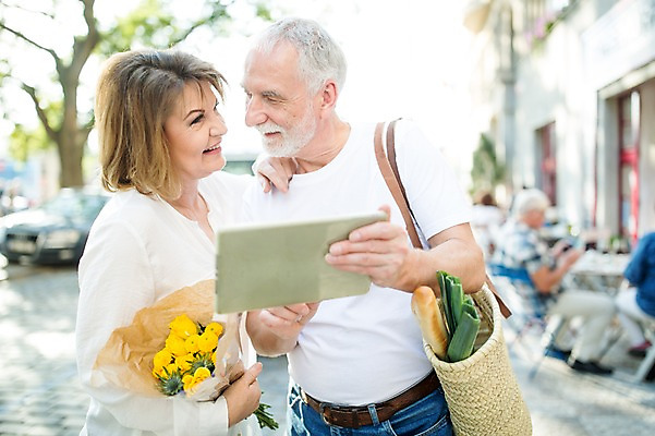 포토 JPG 주간 서양인 응시 여자 노년 남자 빵 꽃다발 50대 채소 가방 데이트 거리 미소 사람 상반신 야외 두명 앞모습 옆모습 실버라이프 장보기 태블릿 노부부 로맨틱 노인만 어깨에손 국내포토 자연요소 외국인 라이프스타일 부부 시선 잡화 꽃 음식 뷰포인트 중년 컨셉 모션 표정 성인 전자제품 스마트기기 성인만 파일형식