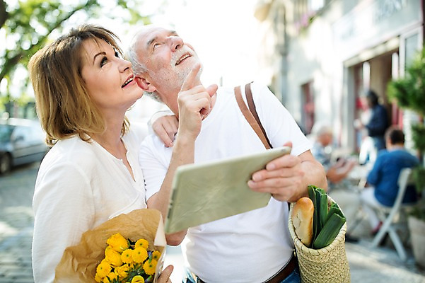 포토 JPG 주간 서양인 응시 여자 노년 남자 빵 꽃다발 50대 채소 가방 데이트 거리 미소 사람 상반신 야외 두명 앞모습 옆모습 실버라이프 장보기 태블릿 노부부 로맨틱 올려보기 가리킴 노인만 국내포토 자연요소 외국인 라이프스타일 부부 시선 잡화 꽃 음식 뷰포인트 중년 컨셉 모션 표정 손짓 성인 전자제품 스마트기기 성인만 파일형식