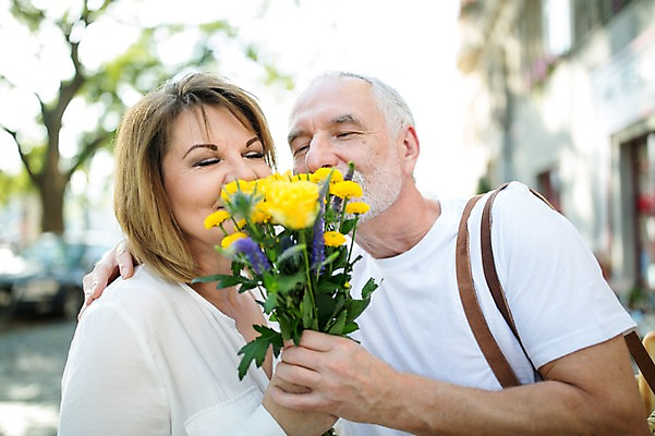 포토 JPG 주간 서양인 여자 노년 남자 꽃다발 50대 데이트 미소 사람 상반신 야외 두명 앞모습 실버라이프 눈감음 노부부 로맨틱 냄새 노인만 어깨에손 국내포토 자연요소 외국인 라이프스타일 부부 꽃 뷰포인트 중년 컨셉 모션 표정 성인 성인만 파일형식