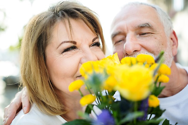 포토 JPG 주간 서양인 응시 여자 노년 남자 얼굴 꽃다발 50대 데이트 미소 사람 근접촬영 상반신 야외 두명 앞모습 신체부위 실버라이프 노부부 로맨틱 냄새 노인만 어깨에손 국내포토 자연요소 외국인 라이프스타일 부부 시선 꽃 뷰포인트 중년 컨셉 모션 표정 성인 성인만 파일형식