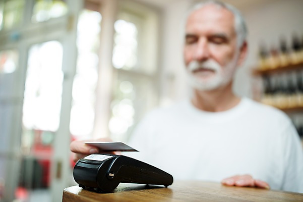 포토 JPG 주간 서양인 응시 노년 남자 50대 실내 한명 사람 근접촬영 상반신 앞모습 실버라이프 상점 신용카드 계산대 결제 카드단말기 노인남자한명만 국내포토 자연요소 외국인 1 라이프스타일 시선 뷰포인트 중년 성인 내부 금융 단말기 남자한명만 노인남자만 파일형식