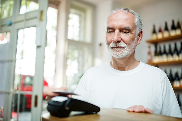포토 JPG 주간 서양인 응시 노년 남자 50대 실내 한명 사람 상반신 앞모습 실버라이프 상점 신용카드 계산대 결제 카드단말기 노인남자한명만 국내포토 자연요소 외국인 1 라이프스타일 시선 뷰포인트 중년 성인 내부 금융 단말기 남자한명만 노인남자만 파일형식