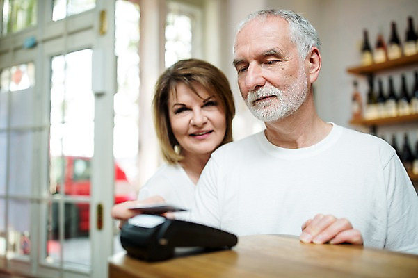 포토 JPG 주간 서양인 응시 여자 노년 남자 50대 실내 미소 사람 상반신 두명 앞모습 실버라이프 상점 노부부 신용카드 계산대 결제 카드단말기 노인만 국내포토 자연요소 외국인 라이프스타일 부부 시선 뷰포인트 중년 표정 성인 내부 금융 단말기 성인만 파일형식