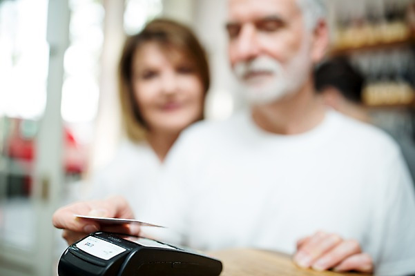 포토 JPG 주간 서양인 손 응시 여자 노년 남자 50대 실내 사람 근접촬영 상반신 두명 앞모습 신체부위 실버라이프 상점 노부부 신용카드 계산대 결제 카드단말기 노인만 국내포토 자연요소 외국인 라이프스타일 부부 시선 뷰포인트 중년 성인 내부 금융 단말기 성인만 파일형식