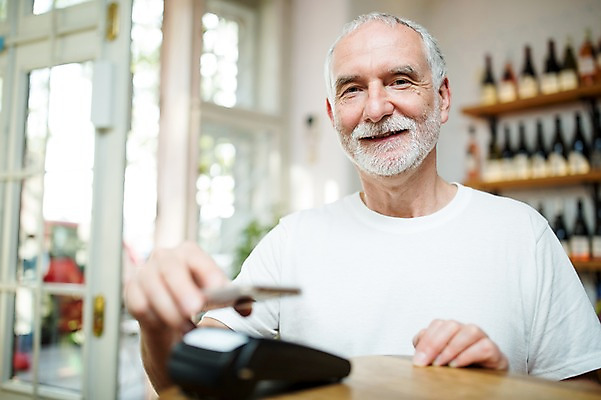 포토 JPG 주간 서양인 응시 노년 남자 50대 실내 한명 미소 사람 상반신 앞모습 실버라이프 스마트폰 상점 계산대 결제 카드단말기 핀테크 노인남자한명만 국내포토 자연요소 외국인 1 라이프스타일 시선 뷰포인트 중년 모바일 표정 성인 내부 금융 핸드폰 스마트기기 단말기 남자한명만 노인남자만 파일형식