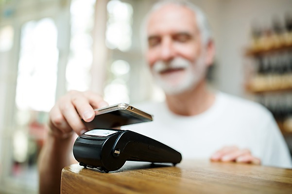 포토 JPG 주간 서양인 노년 남자 50대 실내 한명 사람 근접촬영 상반신 앞모습 실버라이프 스마트폰 상점 계산대 결제 카드단말기 핀테크 노인남자한명만 국내포토 자연요소 외국인 1 라이프스타일 뷰포인트 중년 모바일 성인 내부 금융 핸드폰 스마트기기 단말기 남자한명만 노인남자만 파일형식