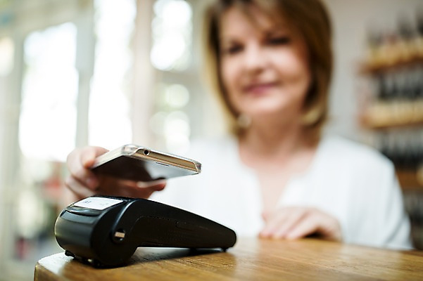 포토 JPG 주간 서양인 여자 노년 50대 실내 한명 사람 근접촬영 상반신 앞모습 실버라이프 스마트폰 상점 계산대 결제 카드단말기 핀테크 노인여자한명만 국내포토 자연요소 외국인 1 라이프스타일 뷰포인트 중년 모바일 성인 내부 금융 핸드폰 스마트기기 단말기 여자한명만 노인여자만 파일형식