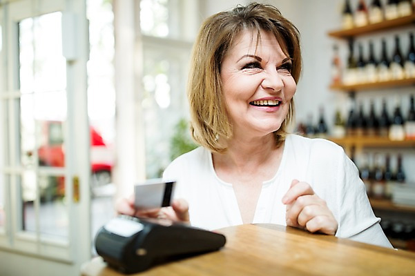 포토 JPG 주간 서양인 응시 여자 노년 50대 실내 한명 미소 사람 상반신 앞모습 실버라이프 상점 신용카드 계산대 결제 카드단말기 노인여자한명만 국내포토 자연요소 외국인 1 라이프스타일 시선 뷰포인트 중년 표정 성인 내부 금융 단말기 여자한명만 노인여자만 파일형식