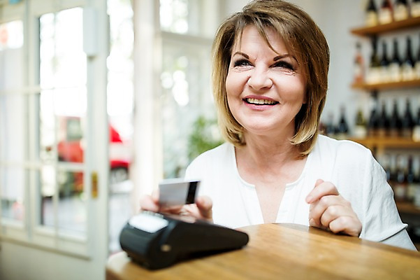 포토 JPG 주간 서양인 응시 여자 노년 50대 실내 한명 미소 사람 상반신 앞모습 실버라이프 상점 신용카드 계산대 결제 카드단말기 노인여자한명만 국내포토 자연요소 외국인 1 라이프스타일 시선 뷰포인트 중년 표정 성인 내부 금융 단말기 여자한명만 노인여자만 파일형식