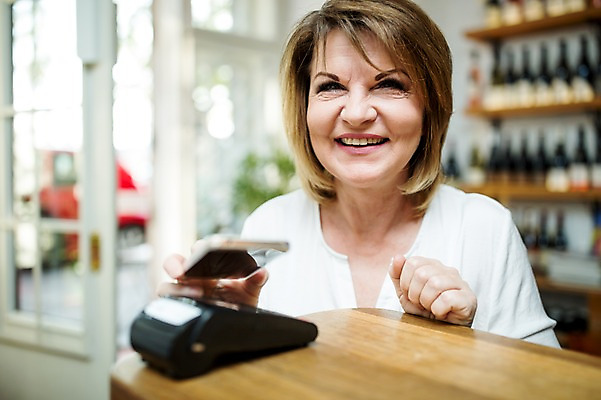 포토 JPG 주간 서양인 응시 여자 노년 50대 실내 한명 미소 사람 상반신 앞모습 실버라이프 스마트폰 상점 계산대 결제 카드단말기 핀테크 노인여자한명만 국내포토 자연요소 외국인 1 라이프스타일 시선 뷰포인트 중년 모바일 표정 성인 내부 금융 핸드폰 스마트기기 단말기 여자한명만 노인여자만 파일형식