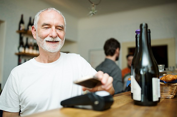포토 JPG 주간 서양인 응시 노년 남자 50대 실내 미소 사람 상반신 성인 두명 앞모습 옆모습 실버라이프 스마트폰 상점 와인 계산대 와인병 결제 카드단말기 핀테크 성인남자만 국내포토 자연요소 외국인 라이프스타일 시선 뷰포인트 중년 모바일 병_용기 주류 표정 내부 금융 핸드폰 스마트기기 단말기 남자만 성인만 파일형식
