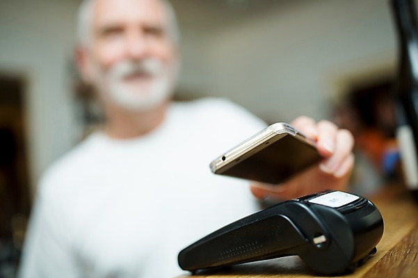 포토 JPG 주간 서양인 노년 남자 50대 실내 한명 사람 근접촬영 상반신 앞모습 실버라이프 스마트폰 상점 계산대 결제 카드단말기 핀테크 노인남자한명만 국내포토 자연요소 외국인 1 라이프스타일 뷰포인트 중년 모바일 성인 내부 금융 핸드폰 스마트기기 단말기 남자한명만 노인남자만 파일형식