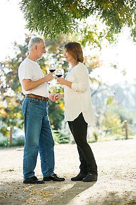 포토 JPG 주간 전신 서양인 응시 공원 여자 노년 남자 50대 와인잔 데이트 서기 미소 들기 사람 야외 두명 옆모습 실버라이프 마주보기 와인 손잡기 노부부 로맨틱 나뭇가지 노인만 국내포토 자연요소 외국인 나무 라이프스타일 부부 시선 공공시설 뷰포인트 중년 컨셉 술잔 모션 주류 표정 성인 성인만 파일형식