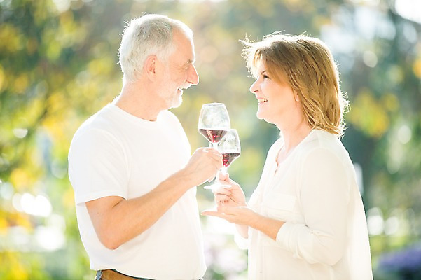 포토 JPG 주간 서양인 응시 공원 여자 노년 남자 50대 와인잔 데이트 서기 미소 들기 사람 상반신 야외 두명 옆모습 실버라이프 마주보기 와인 노부부 로맨틱 노인만 국내포토 자연요소 외국인 라이프스타일 부부 시선 공공시설 뷰포인트 중년 컨셉 술잔 모션 주류 표정 성인 성인만 파일형식