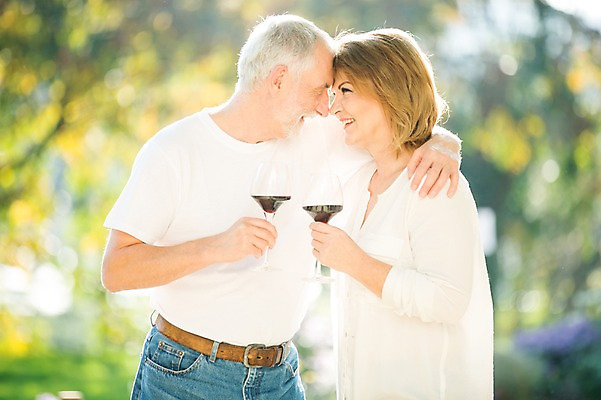 포토 JPG 주간 서양인 응시 공원 여자 노년 남자 50대 와인잔 데이트 안기 서기 미소 들기 사람 상반신 야외 두명 앞모습 옆모습 실버라이프 마주보기 와인 노부부 로맨틱 이마맞대기 노인만 국내포토 자연요소 외국인 라이프스타일 부부 시선 공공시설 뷰포인트 중년 컨셉 술잔 모션 주류 표정 성인 성인만 얼굴맞대기 파일형식