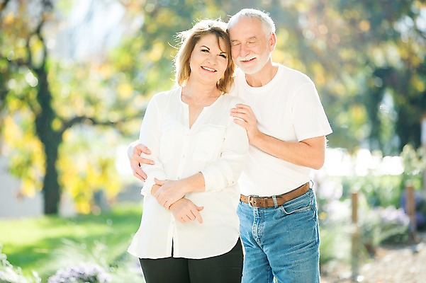 포토 JPG 주간 서양인 응시 공원 여자 노년 남자 50대 데이트 서기 미소 사람 상반신 야외 두명 앞모습 실버라이프 눈감음 노부부 로맨틱 백허그 노인만 어깨에손 국내포토 자연요소 외국인 라이프스타일 부부 시선 공공시설 뷰포인트 중년 컨셉 모션 포옹 표정 성인 성인만 파일형식