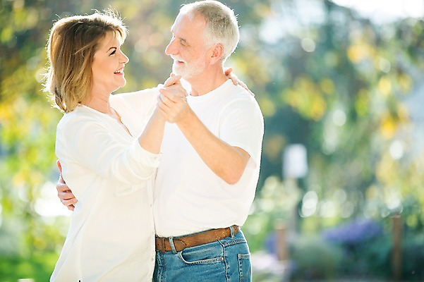 포토 JPG 주간 서양인 응시 공원 여자 노년 남자 50대 데이트 안기 미소 사람 상반신 야외 두명 옆모습 실버라이프 마주보기 손잡기 노부부 로맨틱 춤 노인만 국내포토 자연요소 외국인 라이프스타일 부부 시선 공공시설 뷰포인트 중년 컨셉 모션 문화예술 표정 성인 성인만 파일형식