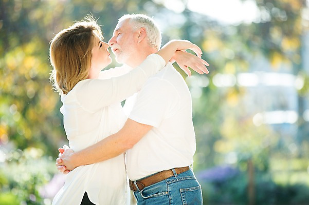 포토 JPG 주간 서양인 공원 여자 노년 남자 50대 데이트 안기 키스 사람 상반신 야외 두명 옆모습 실버라이프 눈감음 노부부 로맨틱 노인만 국내포토 자연요소 외국인 라이프스타일 부부 공공시설 뷰포인트 중년 컨셉 모션 성인 애정표현 성인만 파일형식