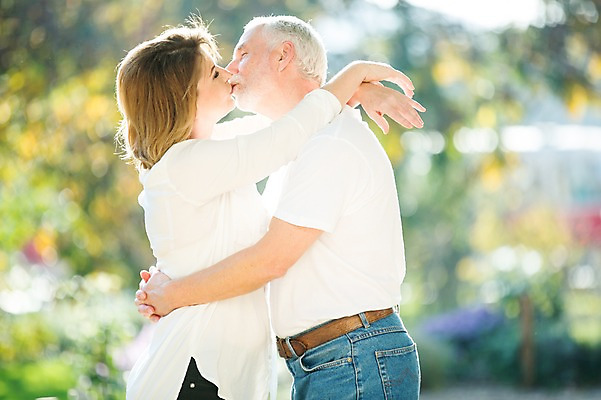 포토 JPG 주간 서양인 공원 여자 노년 남자 50대 데이트 안기 키스 사람 상반신 야외 두명 옆모습 실버라이프 노부부 로맨틱 노인만 국내포토 자연요소 외국인 라이프스타일 부부 공공시설 뷰포인트 중년 컨셉 모션 성인 애정표현 성인만 파일형식