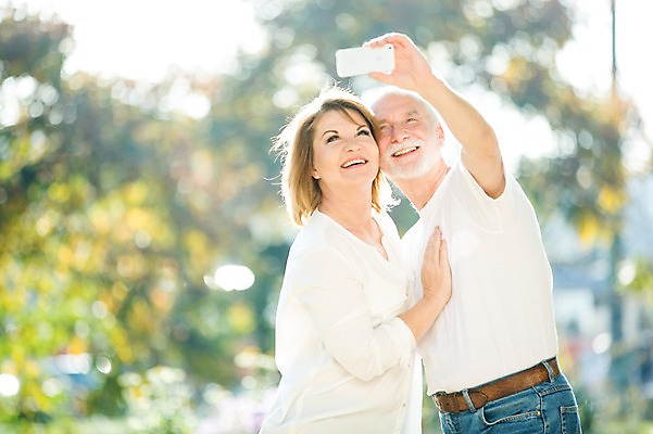 포토 JPG 주간 서양인 응시 공원 여자 노년 남자 50대 데이트 미소 사람 상반신 야외 두명 옆모습 실버라이프 스마트폰 노부부 로맨틱 셀프카메라 노인만 국내포토 자연요소 외국인 라이프스타일 부부 시선 공공시설 뷰포인트 중년 컨셉 표정 성인 핸드폰 스마트기기 사진촬영 성인만 파일형식