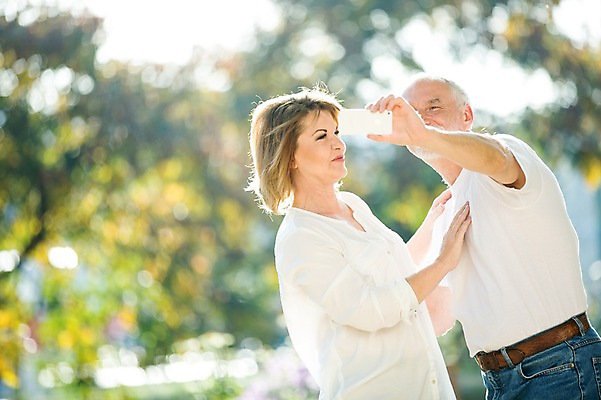 포토 JPG 주간 서양인 응시 공원 여자 노년 남자 50대 데이트 서기 미소 사람 상반신 야외 두명 옆모습 실버라이프 스마트폰 노부부 사진촬영 로맨틱 셀프카메라 노인만 국내포토 자연요소 외국인 라이프스타일 부부 시선 공공시설 뷰포인트 중년 컨셉 모션 표정 성인 핸드폰 스마트기기 촬영 성인만 파일형식