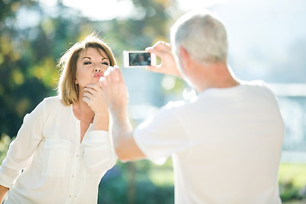 포토 JPG 주간 서양인 공원 여자 노년 남자 50대 포즈 데이트 사람 상반신 야외 두명 앞모습 뒷모습 실버라이프 스마트폰 손들기 노부부 사진촬영 로맨틱 노인만 국내포토 자연요소 외국인 라이프스타일 부부 공공시설 뷰포인트 중년 컨셉 모션 성인 핸드폰 스마트기기 촬영 성인만 파일형식