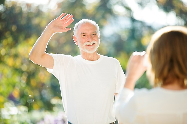 포토 JPG 주간 서양인 응시 공원 여자 노년 남자 50대 데이트 미소 사람 상반신 야외 두명 앞모습 뒷모습 실버라이프 손들기 노부부 사진촬영 로맨틱 노인만 국내포토 자연요소 외국인 라이프스타일 부부 시선 공공시설 뷰포인트 중년 컨셉 모션 표정 성인 촬영 성인만 파일형식