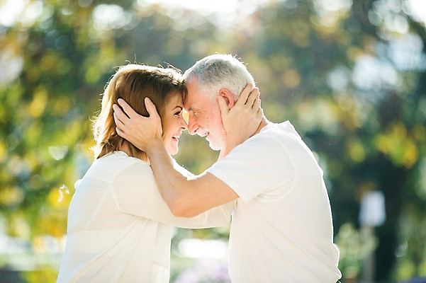 포토 JPG 주간 서양인 응시 공원 여자 노년 남자 50대 데이트 미소 사람 상반신 야외 두명 옆모습 실버라이프 마주보기 노부부 로맨틱 이마맞대기 노인만 국내포토 자연요소 외국인 라이프스타일 부부 시선 공공시설 뷰포인트 중년 컨셉 모션 표정 성인 성인만 얼굴맞대기 파일형식