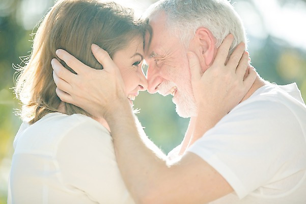 포토 JPG 주간 서양인 응시 여자 노년 남자 50대 데이트 미소 사람 상반신 야외 두명 옆모습 실버라이프 마주보기 노부부 로맨틱 노인만 얼굴맞대기 국내포토 자연요소 외국인 라이프스타일 부부 시선 뷰포인트 중년 컨셉 모션 표정 성인 성인만 파일형식 커플 인종 생활 관계