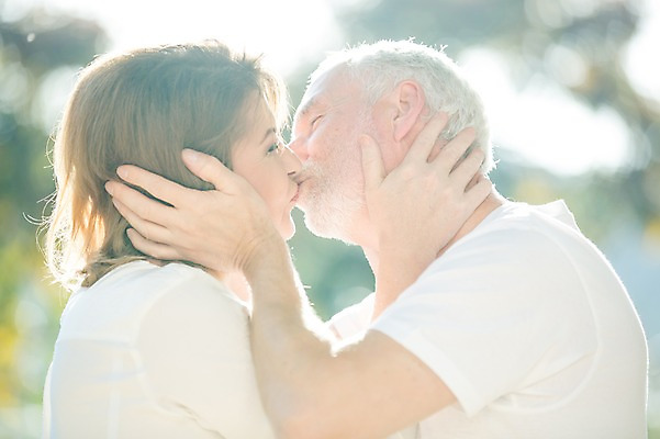 포토 JPG 주간 서양인 여자 노년 남자 50대 데이트 키스 미소 사람 근접촬영 상반신 야외 두명 옆모습 실버라이프 노부부 로맨틱 노인만 국내포토 자연요소 외국인 라이프스타일 부부 뷰포인트 중년 컨셉 표정 성인 애정표현 성인만 파일형식