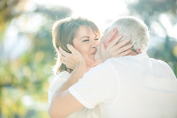 포토 JPG 주간 서양인 여자 노년 남자 50대 데이트 키스 미소 사람 상반신 야외 두명 옆모습 실버라이프 마주보기 노부부 로맨틱 노인만 국내포토 자연요소 외국인 라이프스타일 부부 뷰포인트 중년 컨셉 모션 표정 성인 애정표현 성인만 파일형식