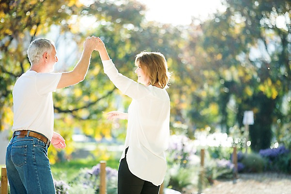 포토 JPG 주간 서양인 응시 공원 여자 노년 남자 50대 데이트 미소 사람 상반신 야외 두명 옆모습 실버라이프 손들기 손잡기 노부부 로맨틱 춤 노인만 국내포토 자연요소 외국인 라이프스타일 부부 시선 공공시설 뷰포인트 중년 컨셉 모션 문화예술 표정 성인 성인만 파일형식