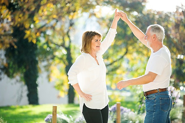 포토 JPG 주간 서양인 응시 공원 여자 노년 남자 50대 허리손 데이트 미소 사람 상반신 야외 두명 옆모습 실버라이프 마주보기 손잡기 노부부 로맨틱 춤 노인만 국내포토 자연요소 외국인 라이프스타일 부부 시선 공공시설 뷰포인트 중년 포즈 컨셉 모션 문화예술 표정 성인 성인만 파일형식