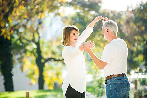 포토 JPG 주간 서양인 응시 공원 여자 노년 남자 50대 데이트 미소 사람 상반신 야외 두명 옆모습 실버라이프 마주보기 손잡기 노부부 로맨틱 춤 노인만 국내포토 자연요소 외국인 라이프스타일 부부 시선 공공시설 뷰포인트 중년 컨셉 모션 문화예술 표정 성인 성인만 파일형식