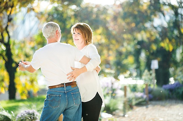포토 JPG 주간 서양인 응시 공원 여자 노년 남자 50대 데이트 미소 사람 상반신 야외 두명 옆모습 뒷모습 실버라이프 마주보기 손잡기 노부부 로맨틱 춤 노인만 국내포토 자연요소 외국인 라이프스타일 부부 시선 공공시설 뷰포인트 중년 컨셉 모션 문화예술 표정 성인 성인만 파일형식