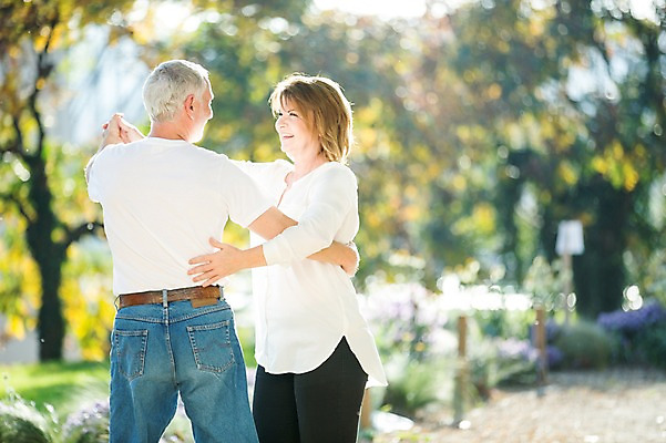포토 JPG 주간 서양인 응시 공원 여자 노년 남자 50대 데이트 미소 사람 상반신 야외 두명 옆모습 뒷모습 실버라이프 마주보기 손잡기 노부부 로맨틱 춤 노인만 국내포토 자연요소 외국인 라이프스타일 부부 시선 공공시설 뷰포인트 중년 컨셉 모션 문화예술 표정 성인 성인만 파일형식