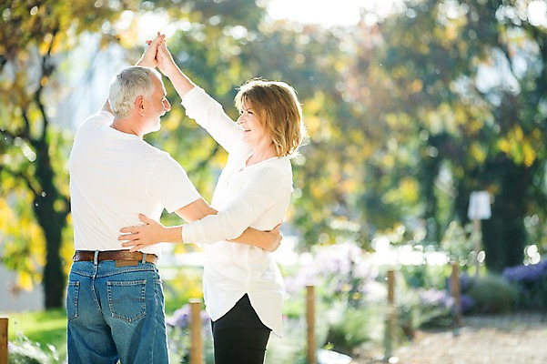 포토 JPG 주간 서양인 응시 공원 여자 노년 남자 50대 데이트 미소 사람 상반신 야외 두명 옆모습 뒷모습 실버라이프 마주보기 손잡기 노부부 로맨틱 춤 노인만 국내포토 자연요소 외국인 라이프스타일 부부 시선 공공시설 뷰포인트 중년 컨셉 모션 문화예술 표정 성인 성인만 파일형식
