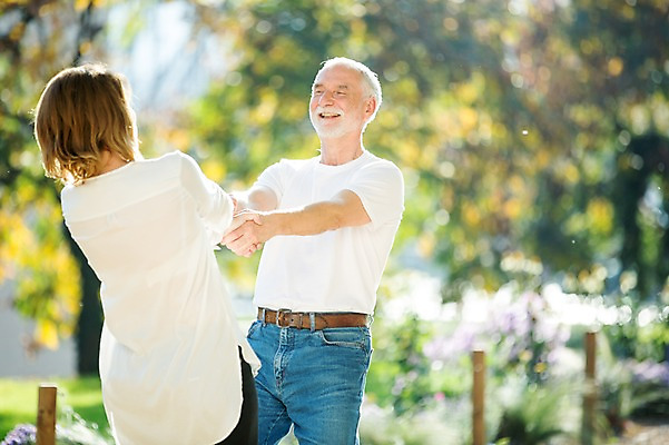 포토 JPG 주간 서양인 응시 공원 여자 노년 남자 50대 데이트 미소 사람 상반신 야외 두명 앞모습 뒷모습 실버라이프 마주보기 손잡기 노부부 로맨틱 춤 노인만 국내포토 자연요소 외국인 라이프스타일 부부 시선 공공시설 뷰포인트 중년 컨셉 모션 문화예술 표정 성인 성인만 파일형식