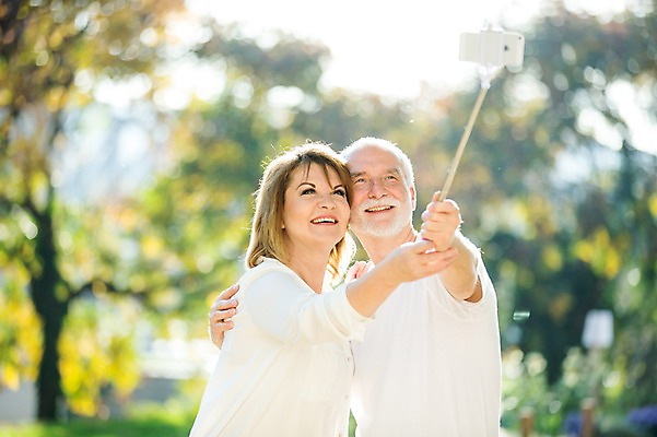 포토 JPG 주간 서양인 응시 공원 여자 노년 남자 50대 데이트 안기 미소 사람 상반신 야외 두명 옆모습 실버라이프 스마트폰 노부부 로맨틱 셀프카메라 셀카봉 노인만 국내포토 자연요소 외국인 라이프스타일 부부 시선 공공시설 뷰포인트 중년 컨셉 모션 표정 성인 핸드폰 스마트기기 사진촬영 성인만 파일형식