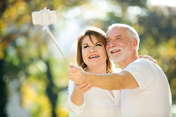 포토 JPG 주간 서양인 응시 공원 여자 노년 남자 50대 데이트 미소 사람 상반신 야외 두명 옆모습 실버라이프 스마트폰 노부부 로맨틱 셀프카메라 셀카봉 노인만 어깨에손 국내포토 자연요소 외국인 라이프스타일 부부 시선 공공시설 뷰포인트 중년 컨셉 모션 표정 성인 핸드폰 스마트기기 사진촬영 성인만 파일형식