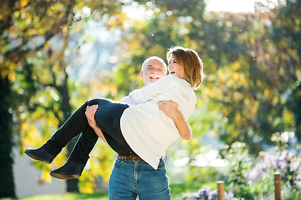 포토 JPG 주간 전신 서양인 응시 공원 여자 노년 남자 50대 데이트 안기 서기 미소 사람 상반신 야외 두명 앞모습 옆모습 실버라이프 노부부 로맨틱 즐거움 노인만 들어올리기 국내포토 자연요소 외국인 라이프스타일 부부 시선 공공시설 감정 뷰포인트 중년 컨셉 모션 표정 성인 성인만 파일형식