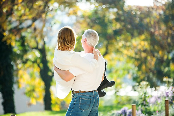 포토 JPG 주간 전신 서양인 응시 공원 여자 노년 남자 50대 데이트 안기 서기 사람 상반신 야외 두명 옆모습 뒷모습 실버라이프 노부부 로맨틱 노인만 들어올리기 국내포토 자연요소 외국인 라이프스타일 부부 시선 공공시설 뷰포인트 중년 컨셉 모션 성인 성인만 파일형식